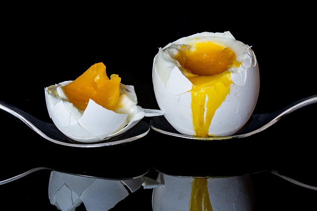 Image illustrating the verb Egging On