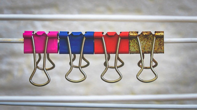 Image illustrating the verb Hanging Back