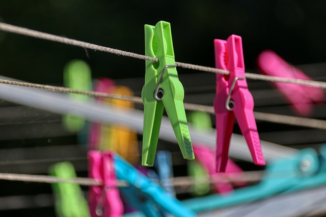 Image illustrating the verb hanging together