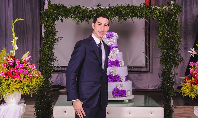 Image illustrating the verb Holding On