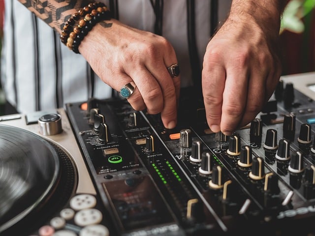 Image illustrating the verb Living Up to