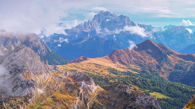 Image illustrating the verb Looking down (phrasal verb)