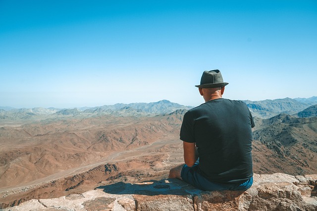 Image illustrating the verb Looking out for