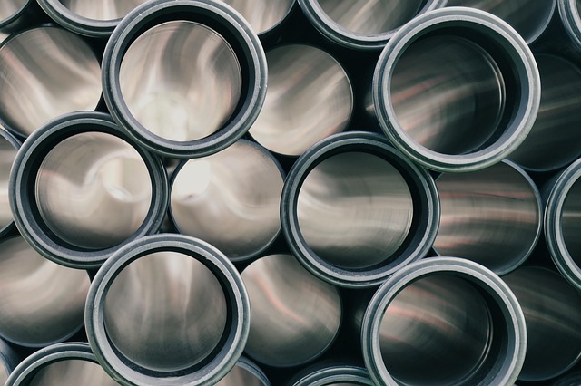 Image illustrating the verb Plugging In