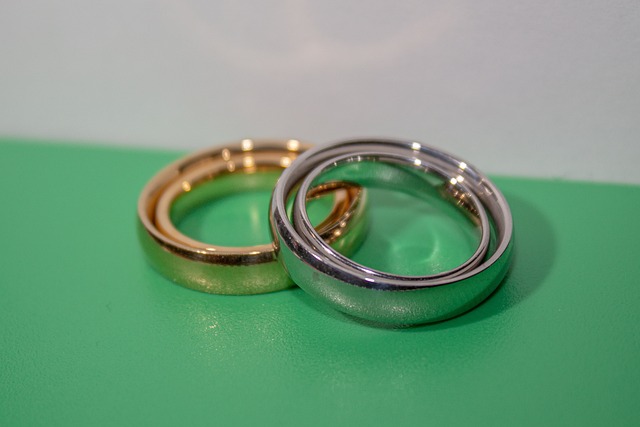 Image illustrating the verb Ringing Around