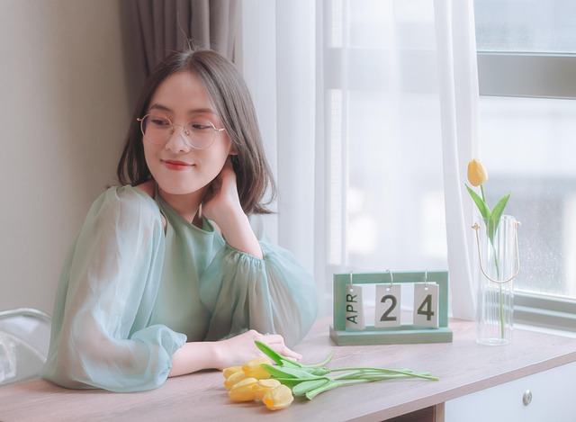 Image illustrating the verb sitting by (someone or something)